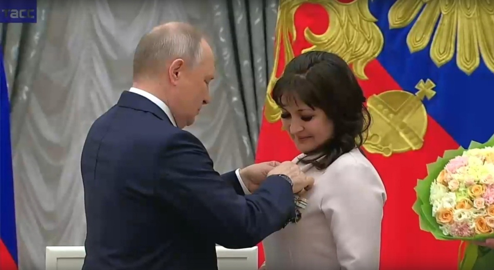ТАСС Президент России вручает звание «Мать-героиня» жительнице Башкирии Альбине Хайдаршиной - матери 13 детей