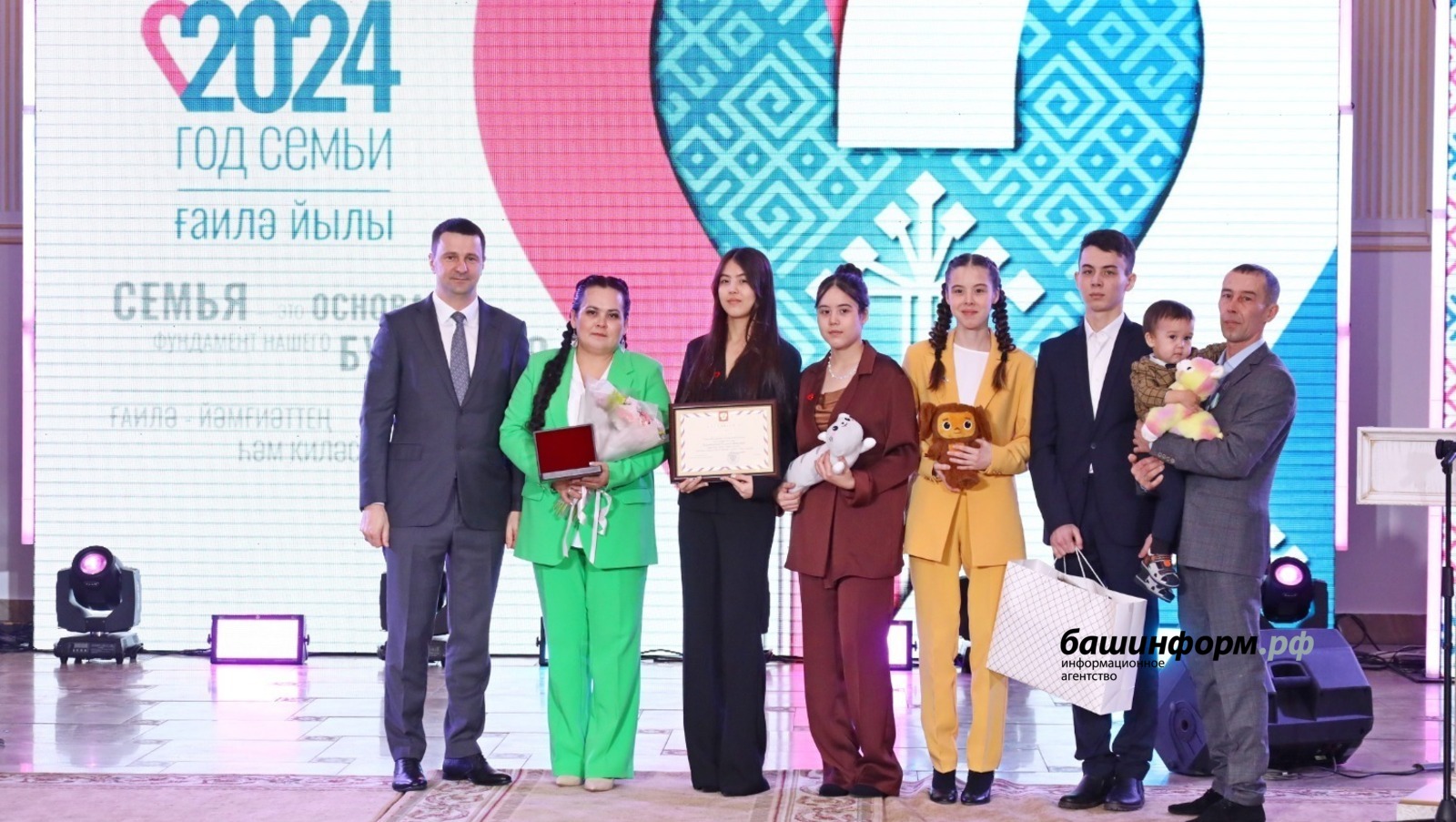 Выплата пособия на ребенка. Пособие на рождение ребенка. Оплата с 3 до 7 лет сумма. Детские пособия в удмуртии в 2024 году. Социальные выплаты и пособия.