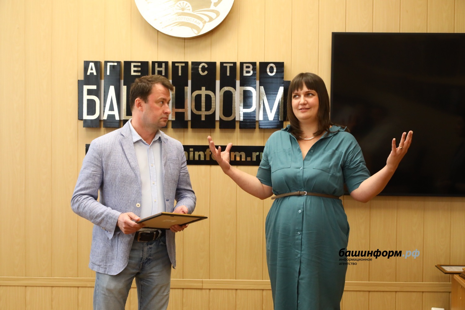 Валерий Шахов  Анна Кузнецова с главным редактором «Башинформа» Русланом Шарафутдиновым на вручении диплома «Ярзам».