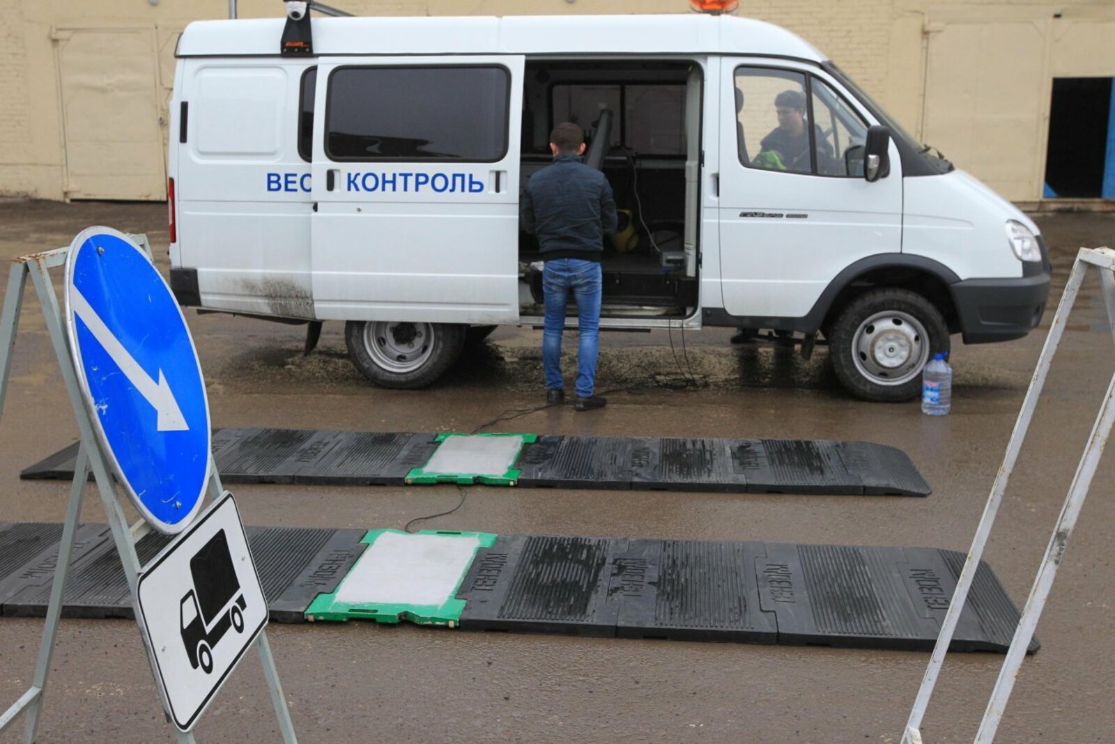 Телефон весогабаритного контроля. Комплекс весогабаритного контроля передвижной. Весовой контроль на дороге. Мусоровоз через весовой контроль. Рамки весогабаритного контроля в Башкирии