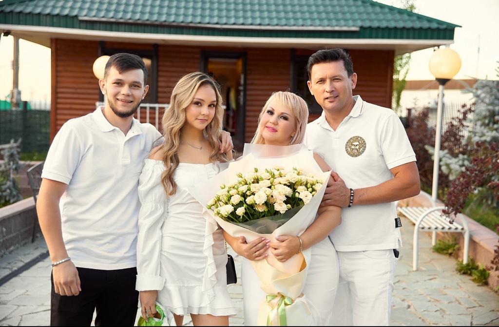 Анвар Нургалиев с семьей