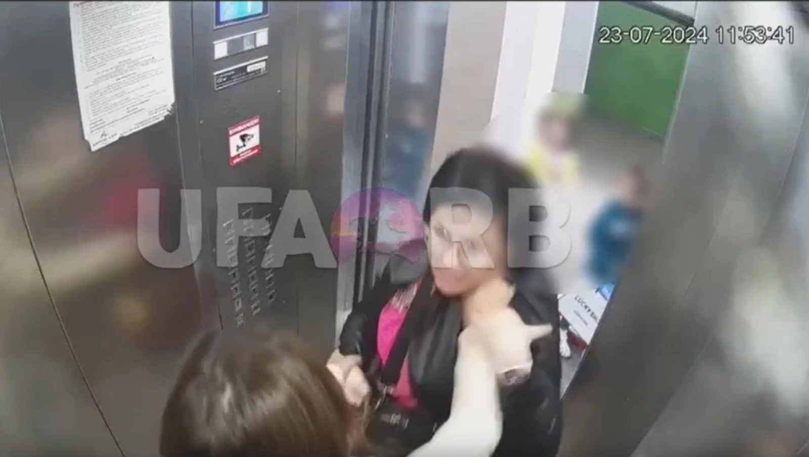 Голые жены при детях В Уфе две женщины при детях подрались в лифте