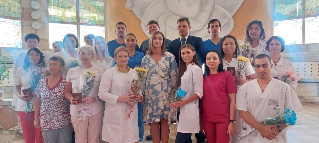 Министр здравоохранения ЛНР вручает бригаде врачей из Башкирии знаки "От благодарного народа ЛНР"