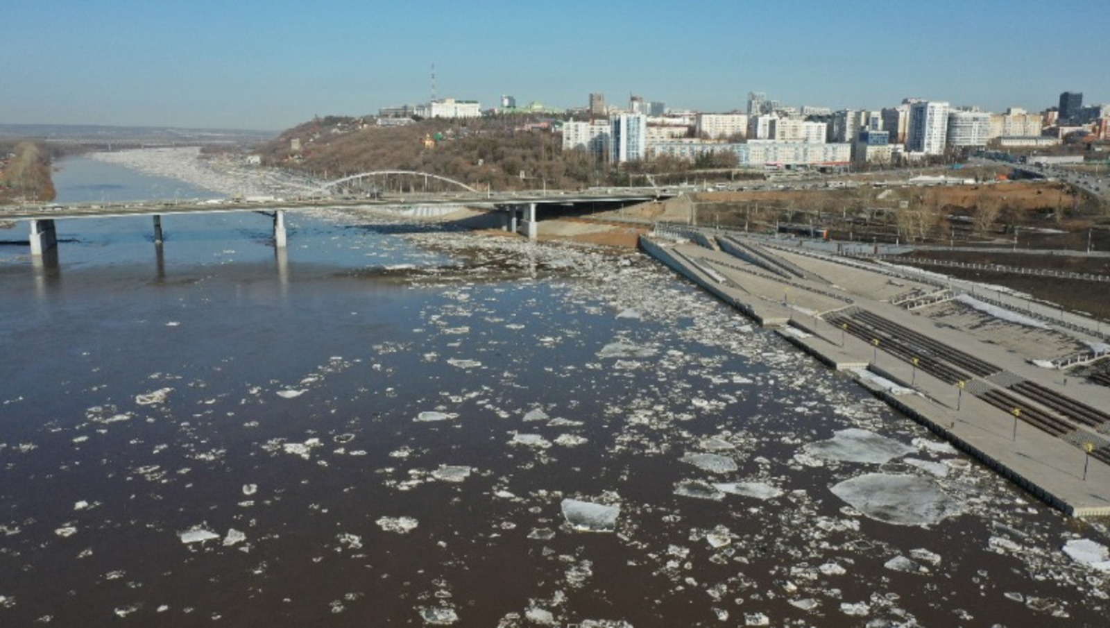 Река белая на сегодняшний день. Река Шугуровка Уфа. Река белая Уфа. Ледоход Уфа. Ледоход на реке белая 2022.