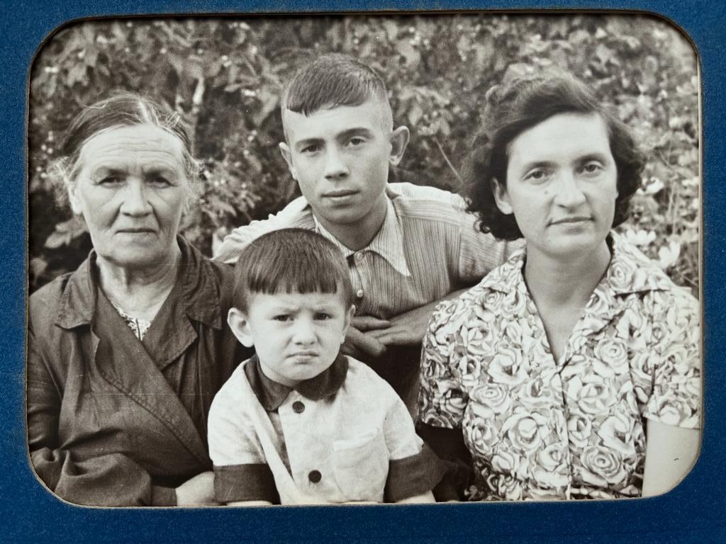 Бабушка Елена Фёдоровна, мама Нина Павловна, брат Юрий и маленький Володя