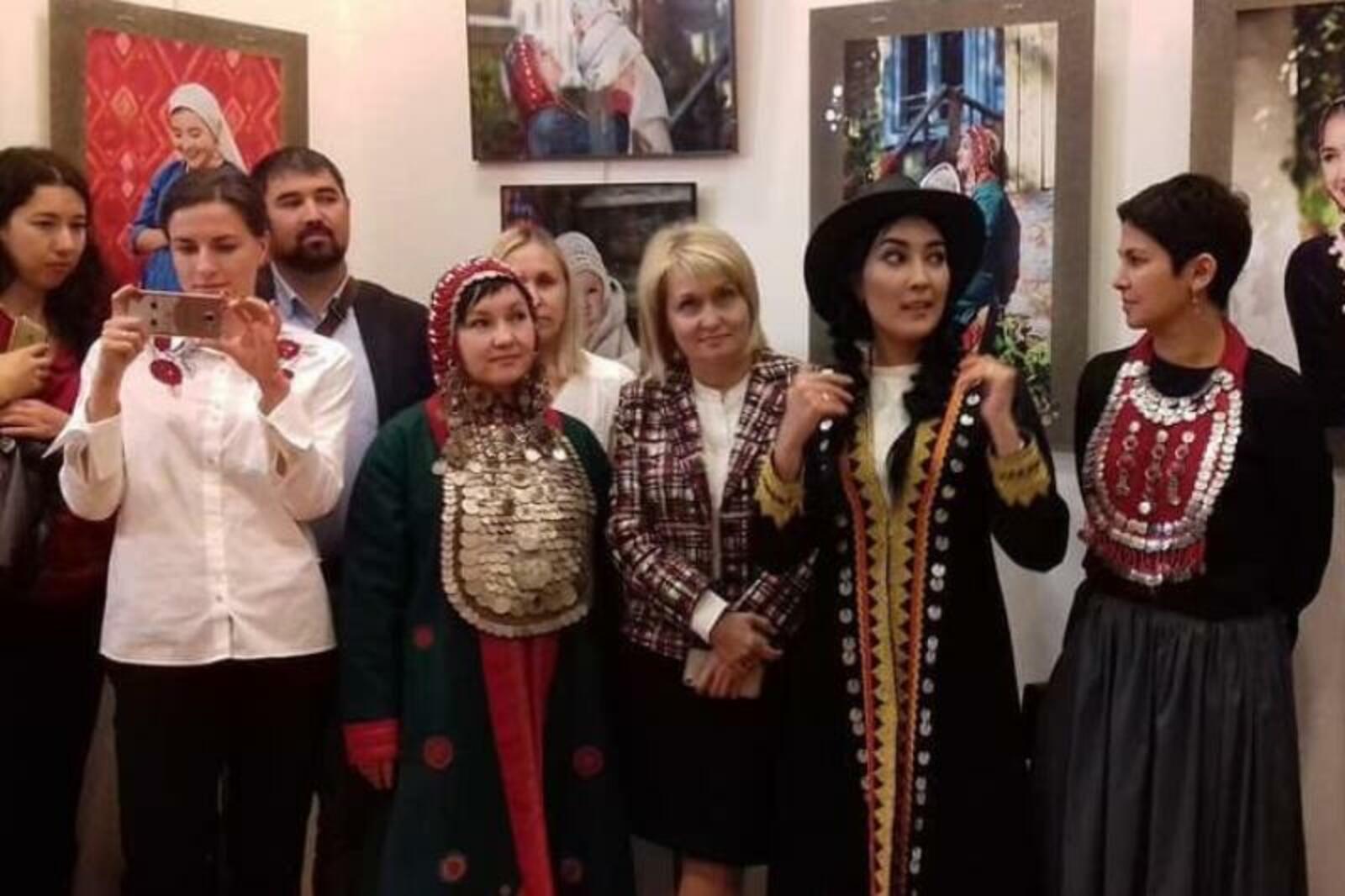 Уходящая Уфа и женские башкирские платья – в Москве в Доме Национальностей  открылась уникальная фотовыставка «Монисто»