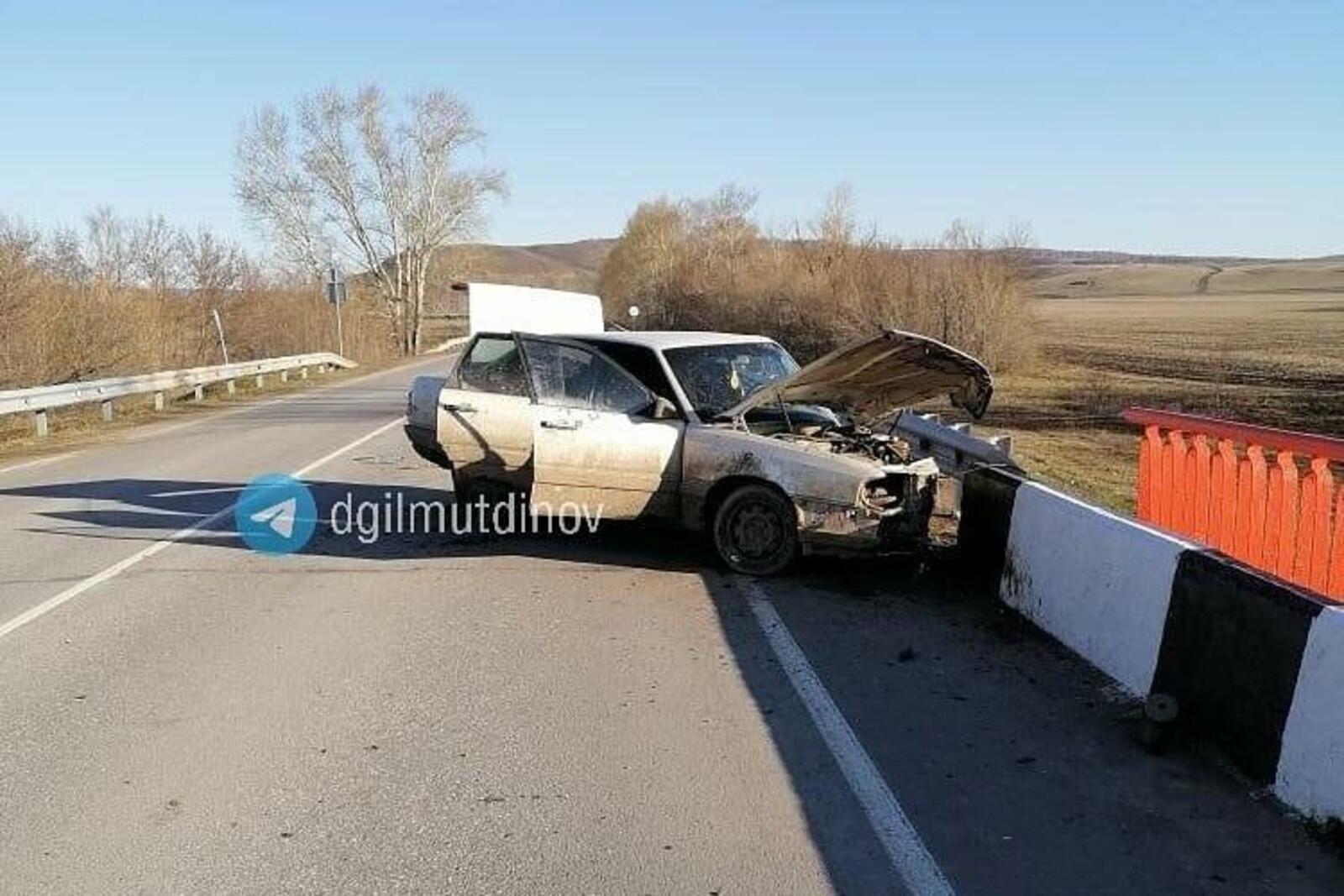 В Башкирии во встречном ДТП с Geely MK пострадал водитель Audi 100