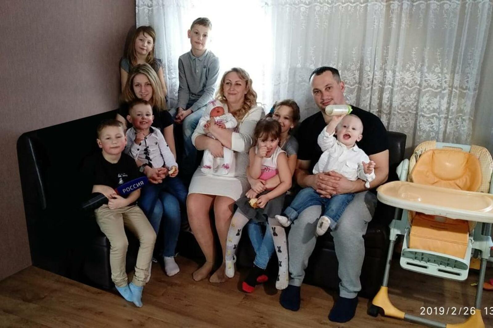 Многодетным семьям 2020 год. Многодетная семья. Многодетная семья в России. Многодетные малоимущие семьи. Многодетная мать.