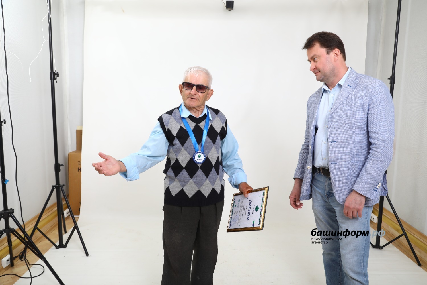 Валерий Шахов  Юрий Иванов с главным редактором «Башинформа» Русланом Шарафутдиновым на вручении диплома «Ярзам».