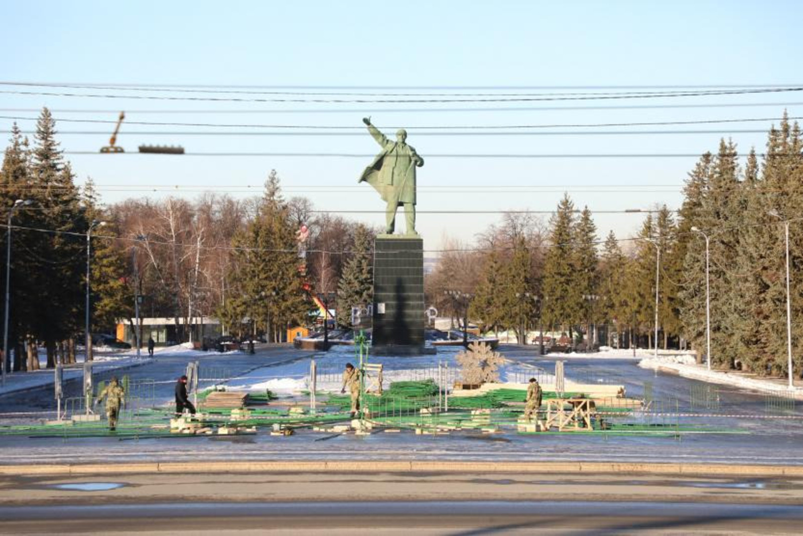 В Уфе начали устанавливать пиксельную ель на площади Ленина