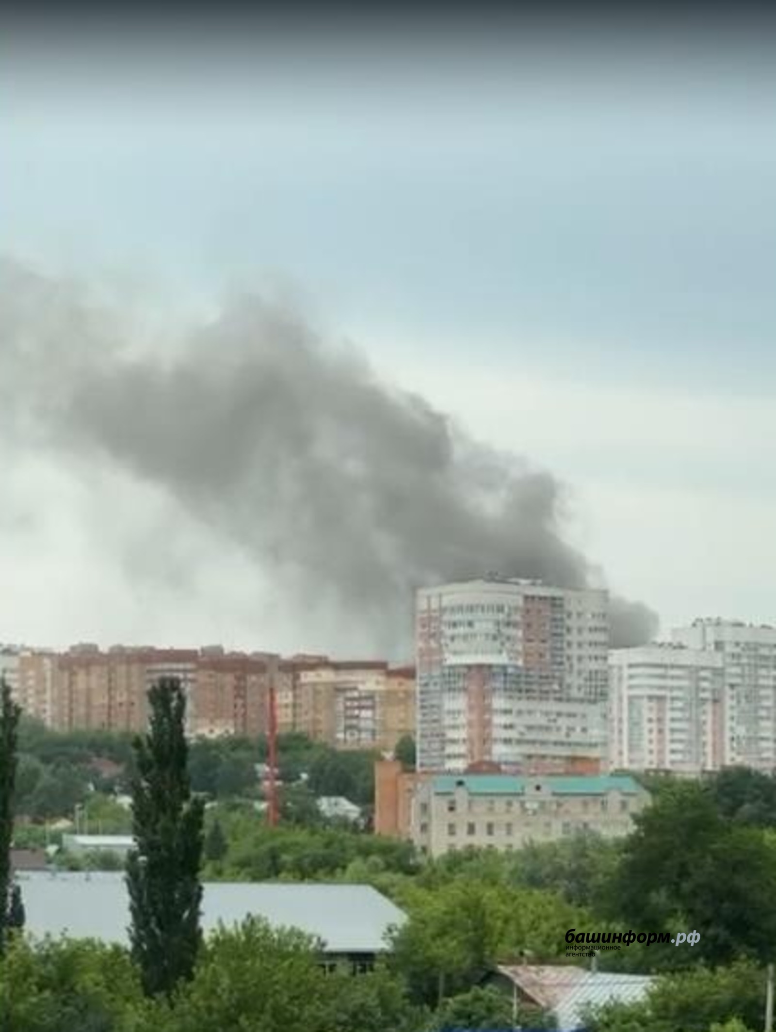 В Уфе горит крыша двухэтажного дома на улице Дуванской