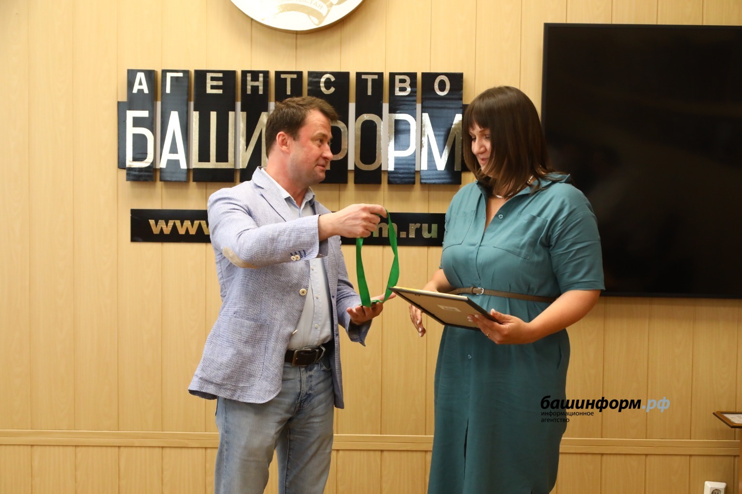 Валерий Шахов  Анна Кузнецова с главным редактором «Башинформа» Русланом Шарафутдиновым на вручении диплома «Ярзам».