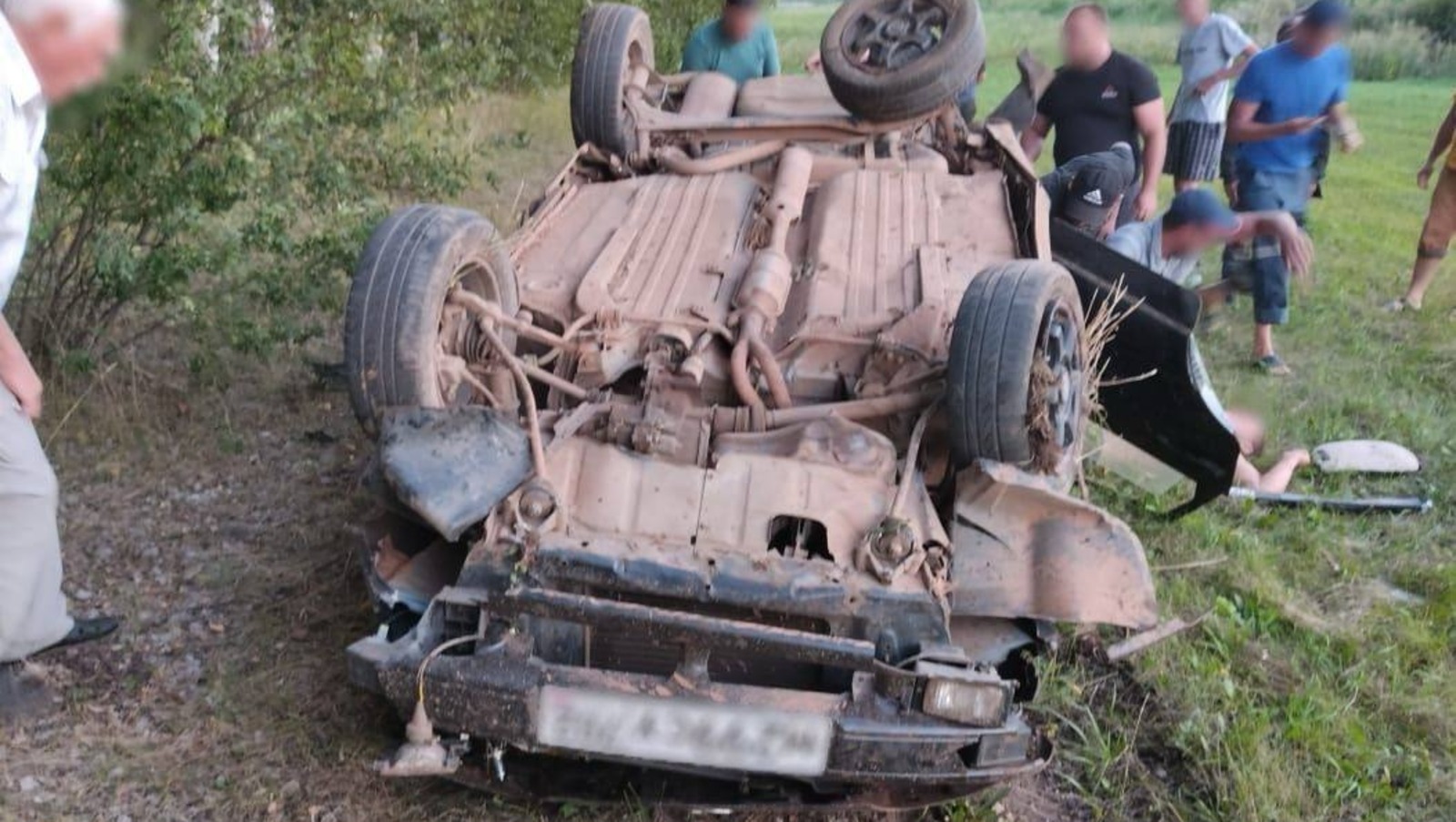 В Башкирии спасатели пришли на помощь водителю, застрявшему в разбитой в  ДТП машине