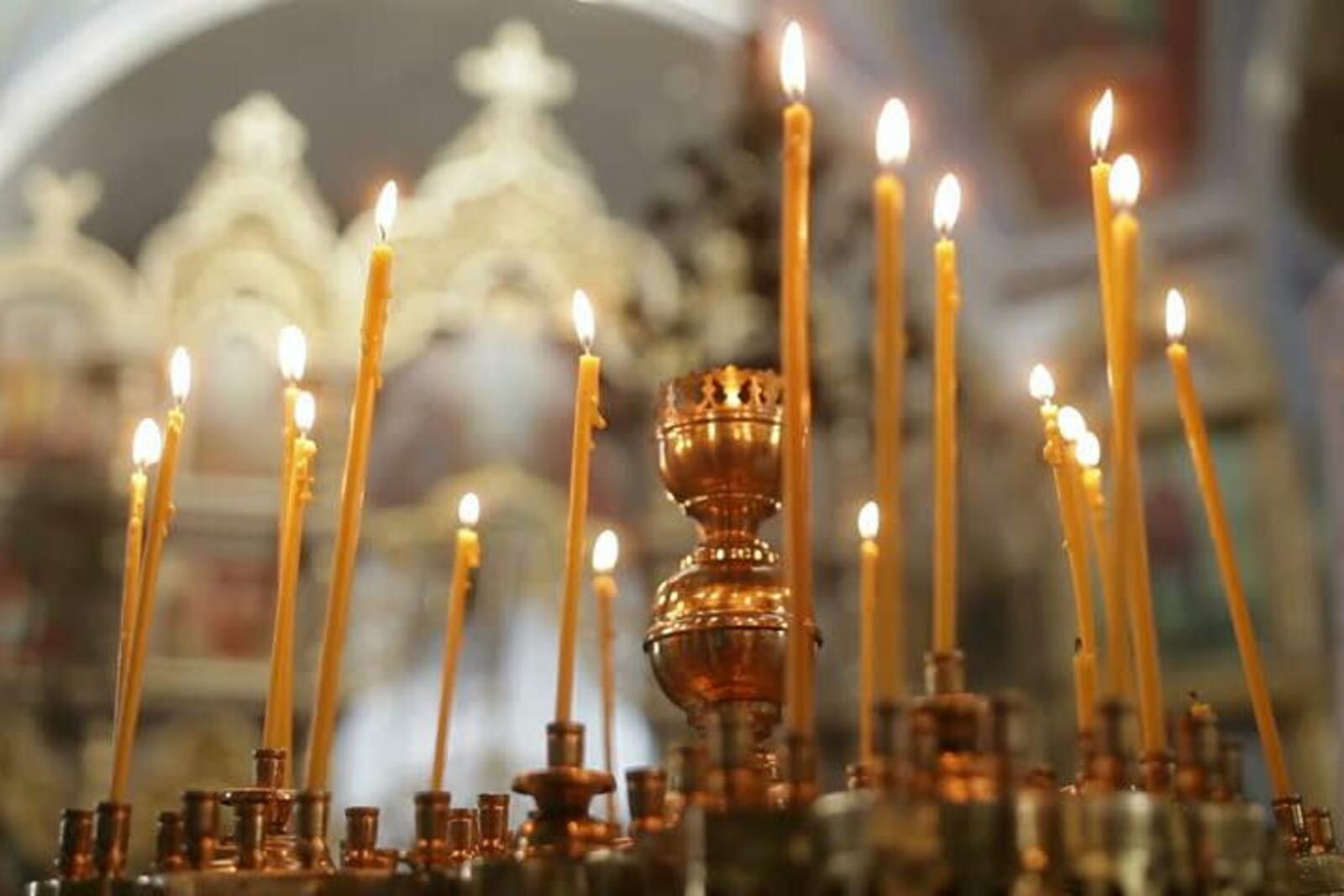 Горящие свечи в храме