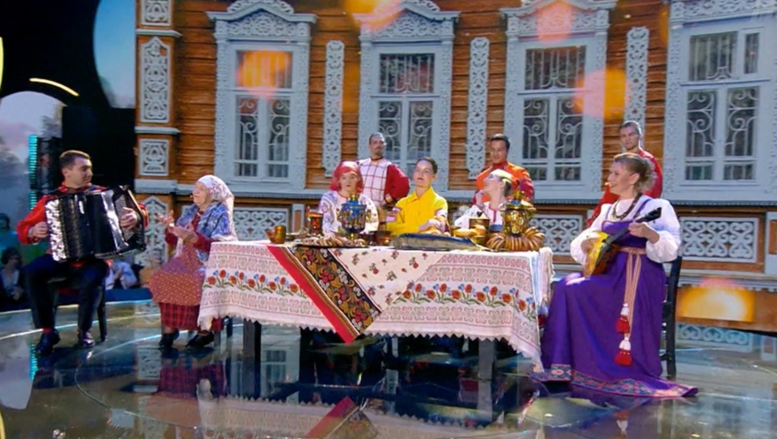 стоп-кадр видео Первого канала телепроекта «Поем на кухне всей страной»