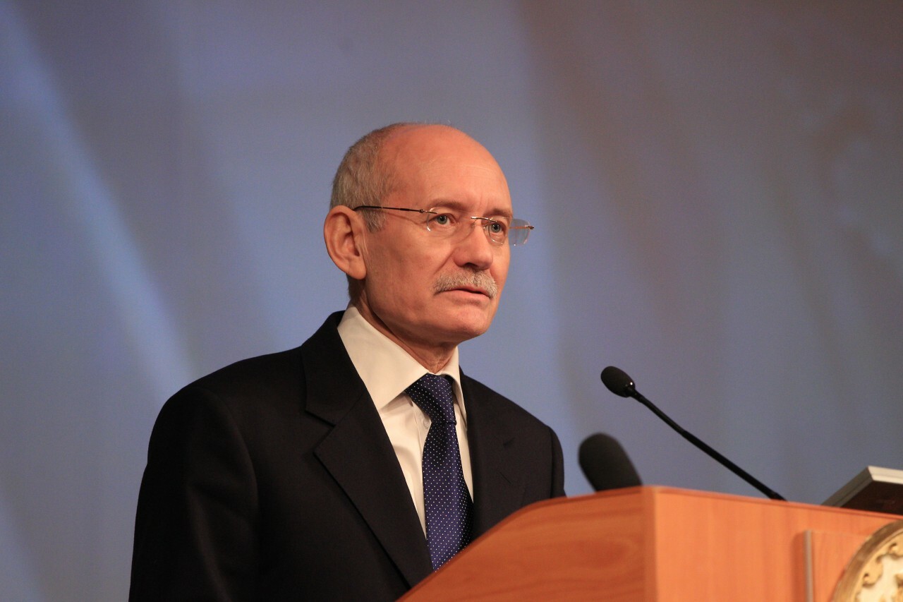 Рустэм хамитов сейчас. Рустэм хамитов в молодости. Хамитов вопросы. Хамитов вопросы. Рустэм хамитов.