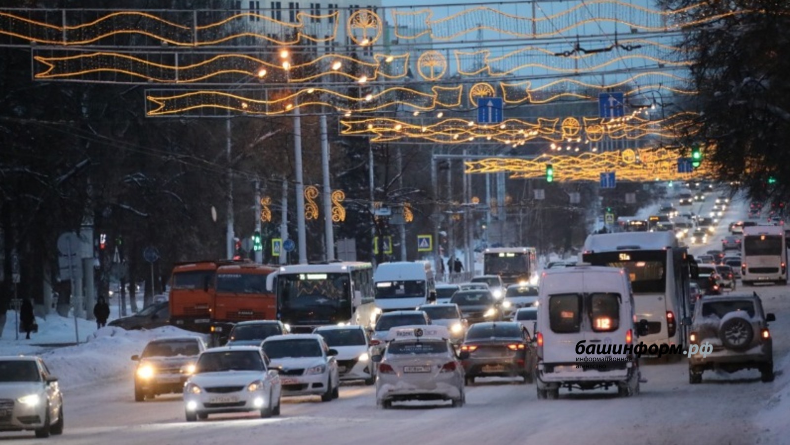 В новогоднюю ночь общественный транспорт в Уфе будет работать до 03 часов  30 минут