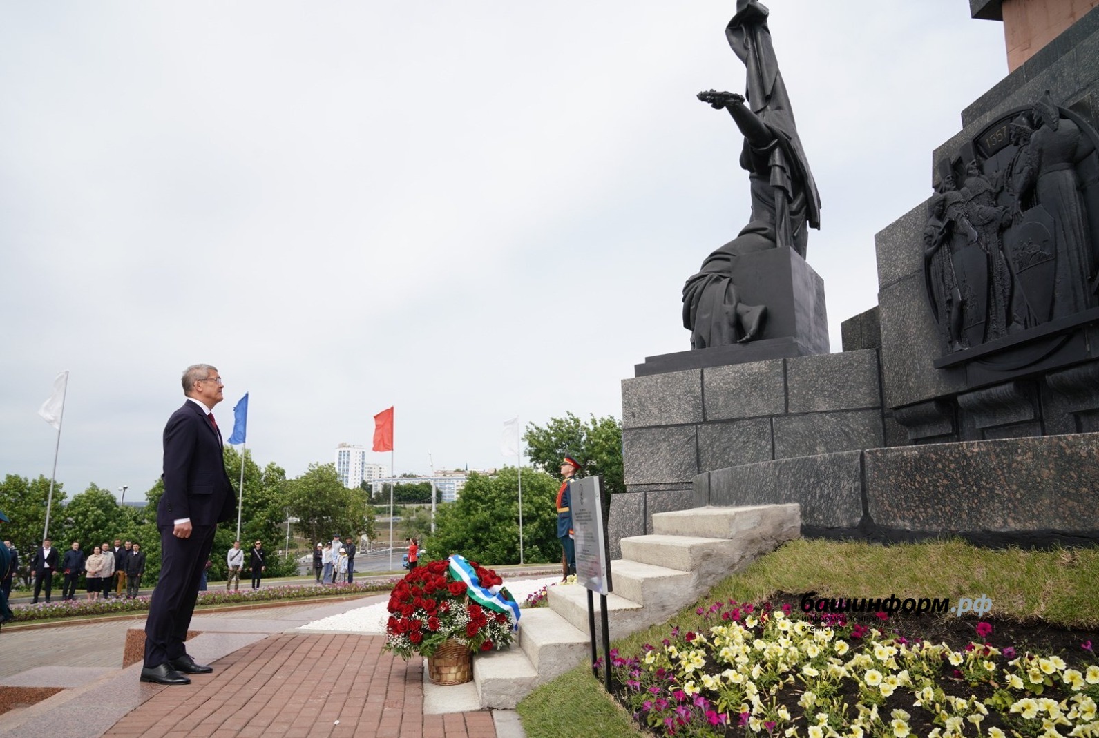 Новости уфы башкирии. Монумент дружбы Уфа. Памятник на монументе дружбы в Уфе Хабиров. Памятник монумент дружбы в Уфе. Памятник дружбы народов в Уфе.