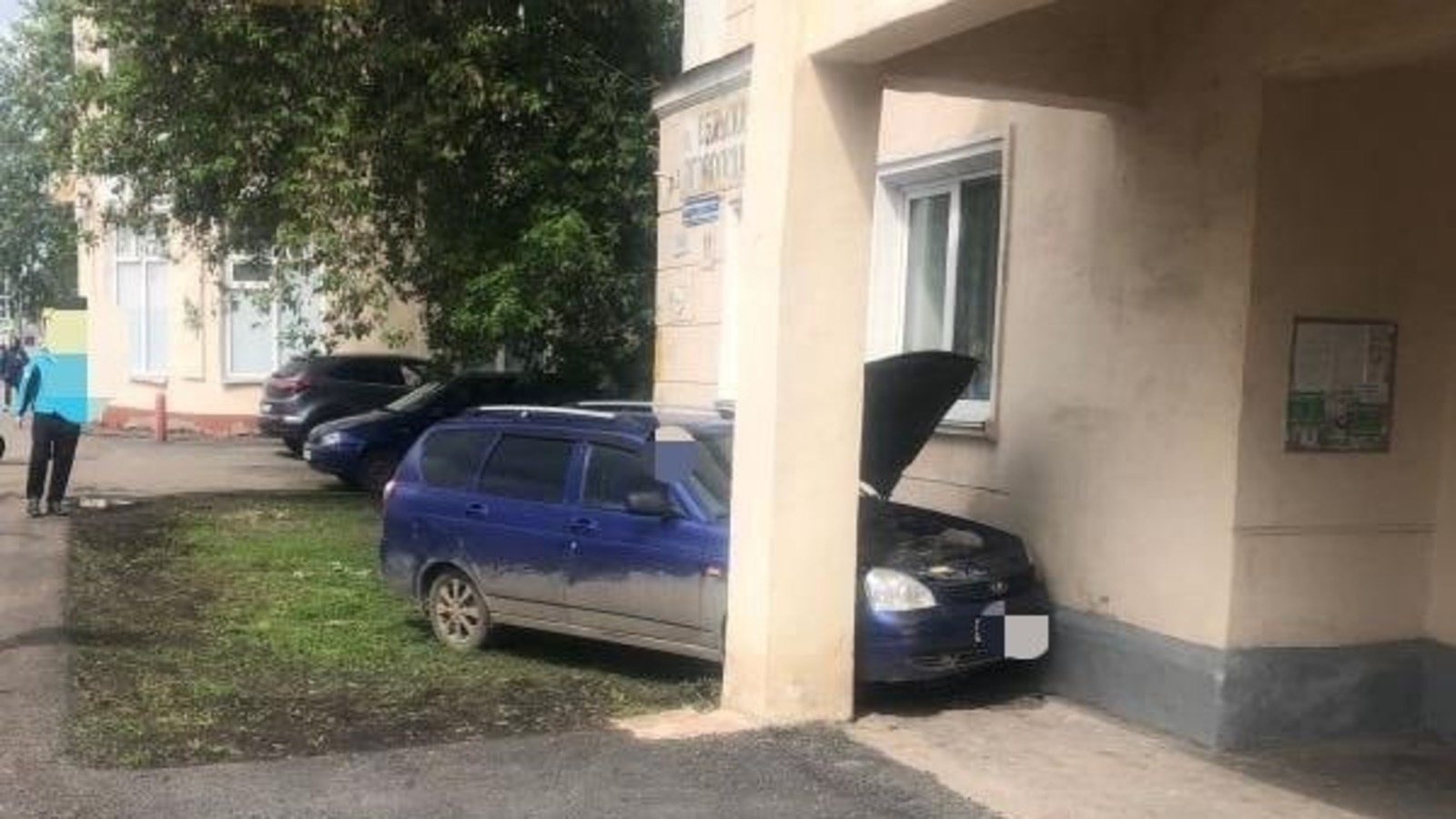 Приора врезалась в дом