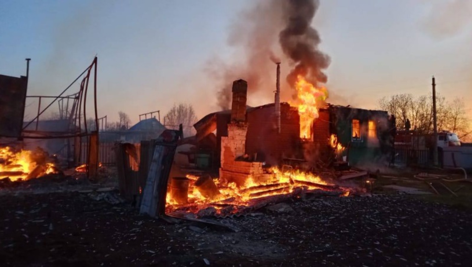 Пожар 4 декабря. Пожар в деревне. Сгоревшая деревня. Сгоревший деревенский дом. Пожар фото.