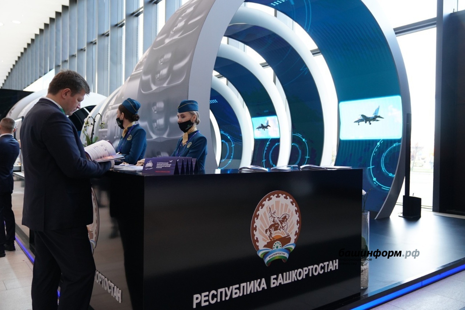 Олег Яровиков  Стенд Башкирии на Международном газовом форуме в Санкт-Петербурге сделан в виде газоперекачивающего двигателя АЛ-41СТ.