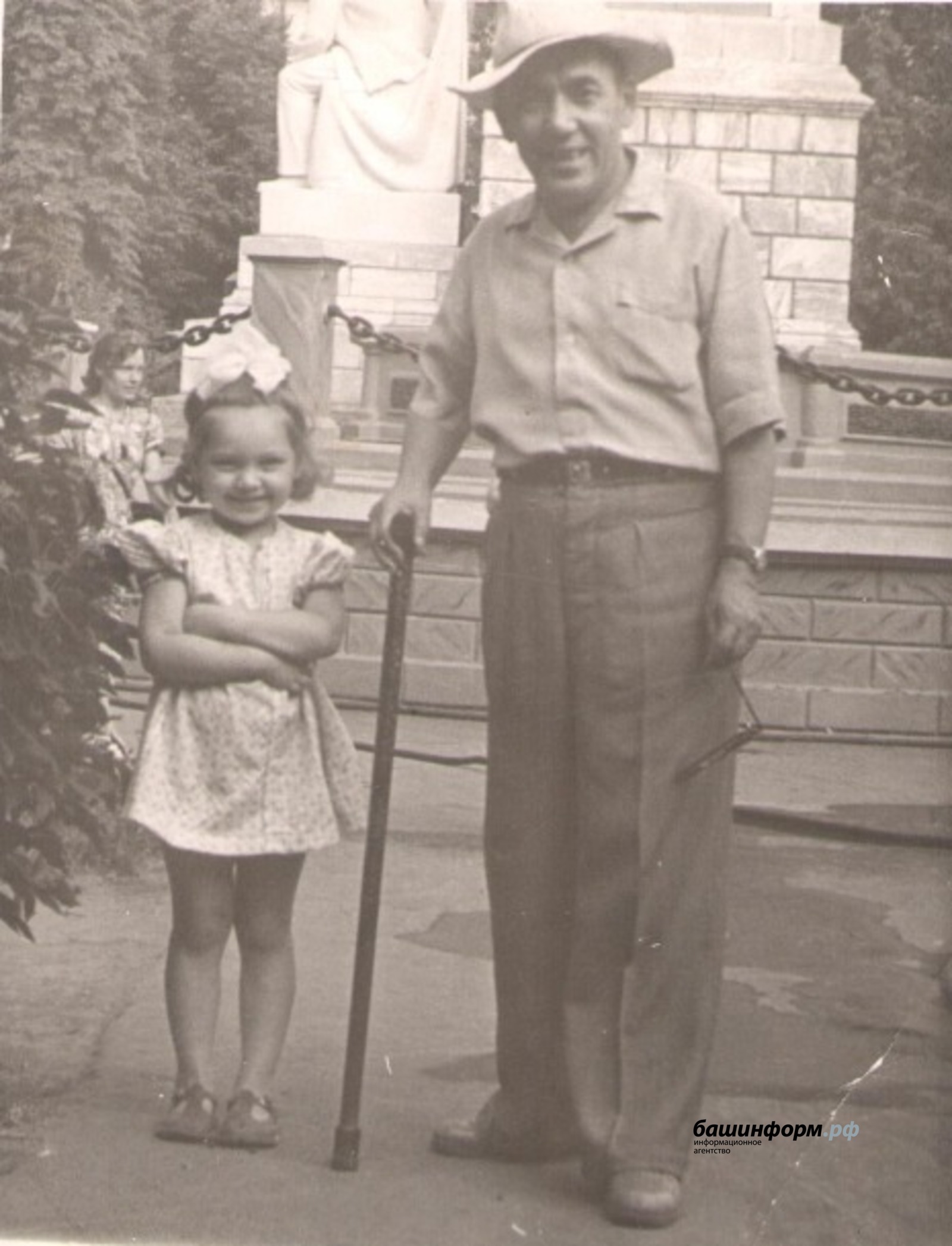 предоставлено Гузель Агишевой Сагит Агиш с внучкой Гузель. 1960 год.
