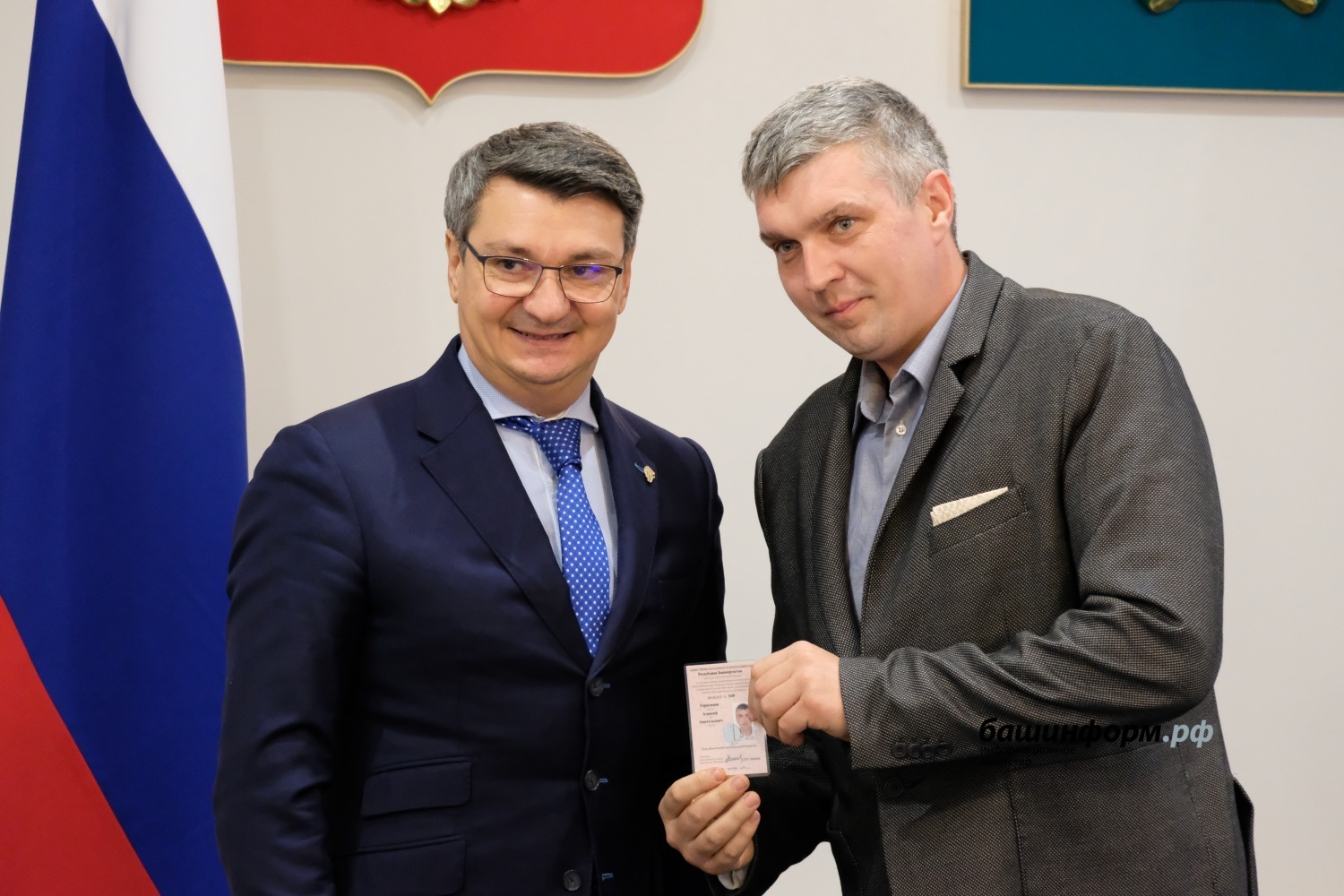 Председатель общественной наблюдательной комиссии. Вручение мандатов комиссии.