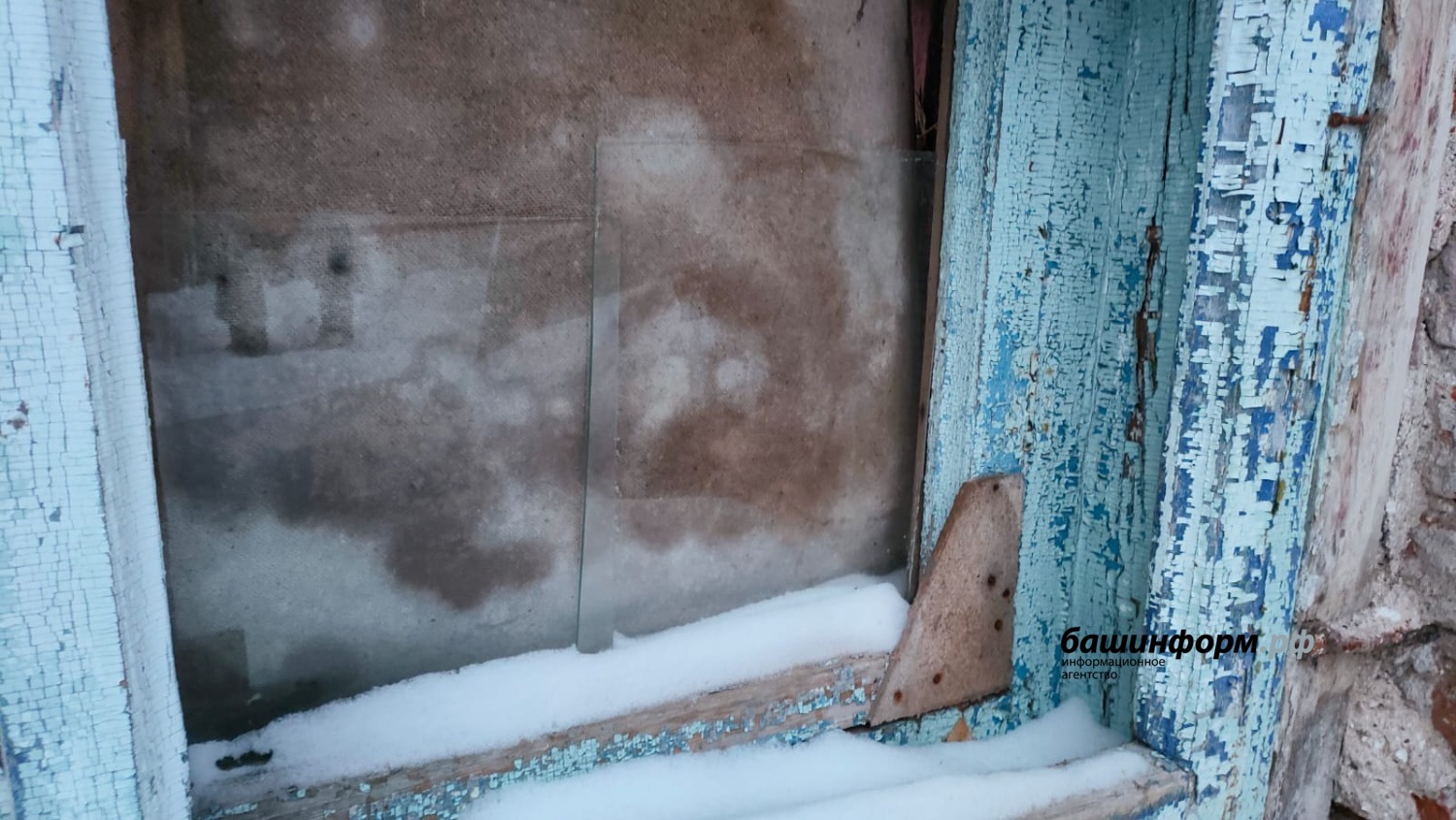 Станислав Шахов  На окне, закрытом фанерой, верующие жители увидели лики святых