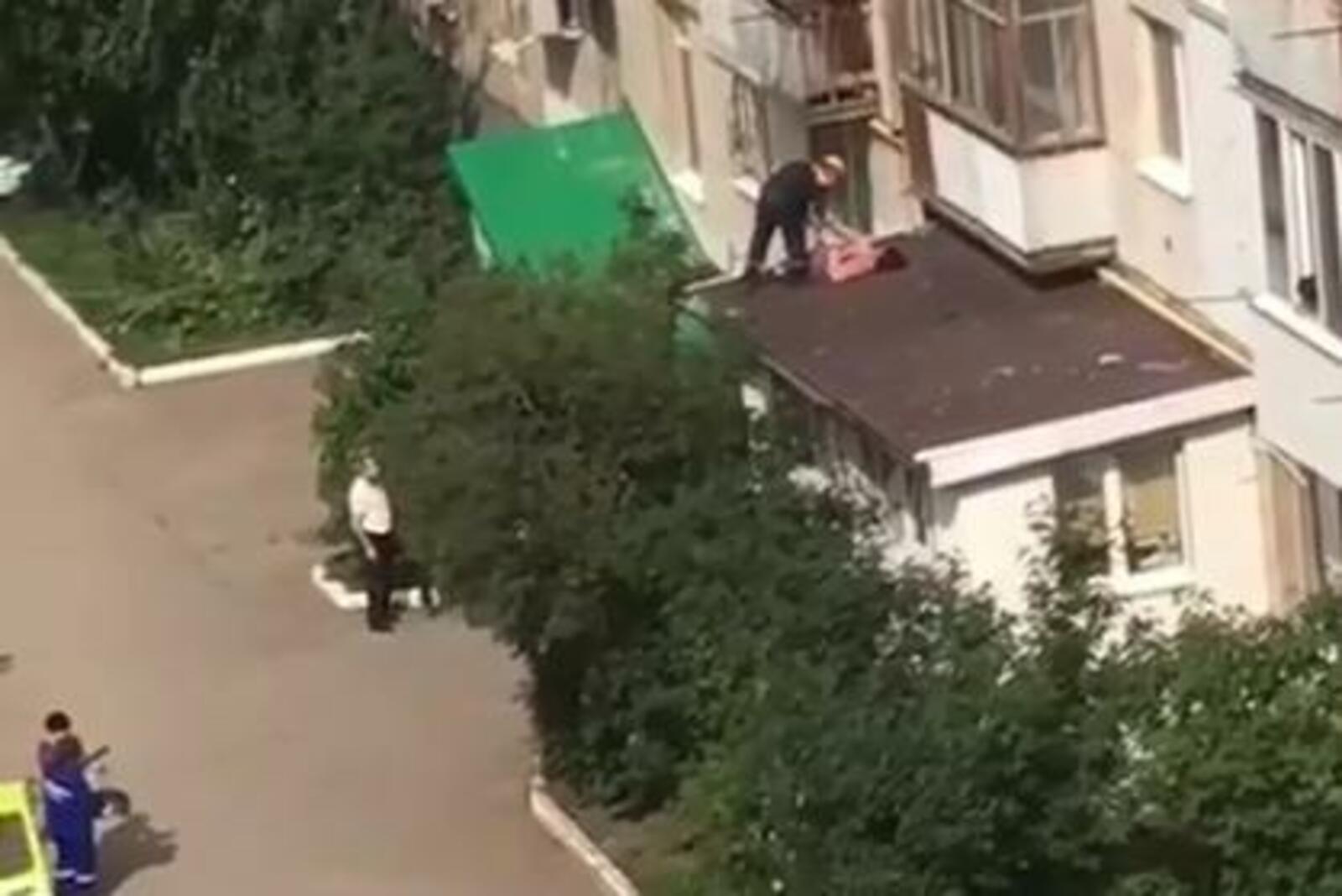 Девочка выпала из окна в гатчине. В безенчуке выпал ребёнок из окна 2024 год. Казань девочка выпала из окна. Казань девочка выпала из окна. Девочка выпала из окна в гатчине.