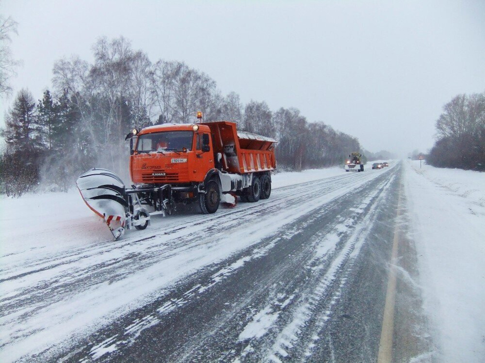 камаз в снегу