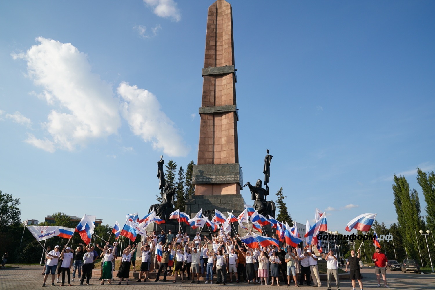 На лестнице Монумента Дружбы в Уфе развернули огромный российский флаг