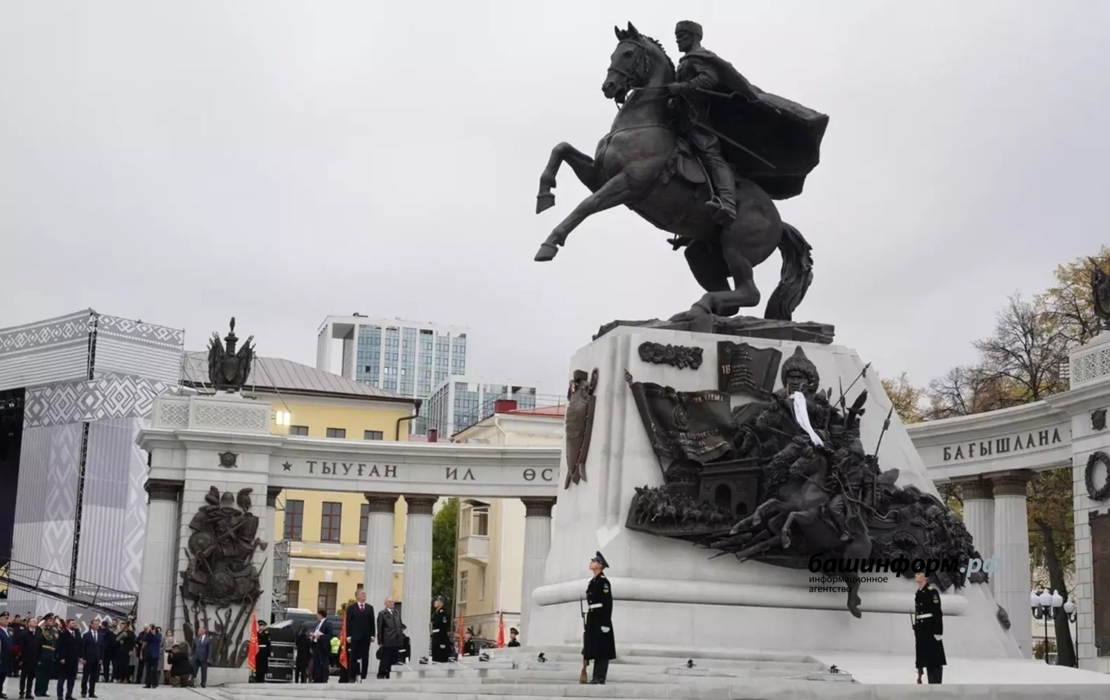 Какой памятник установить советский