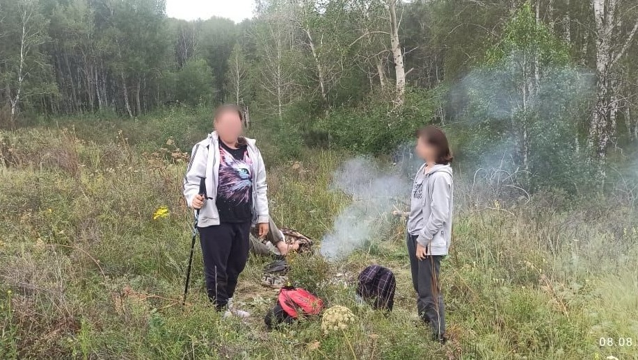 Мужик на водопаде палец вверх