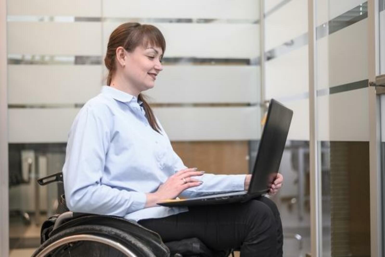 Упростили инвалидность. Медико-социальная экспертиза инвалидов. Трудоустройство инвалидов. Людей с ограниченными возможностями компьютер. Люди с инвалидностью.