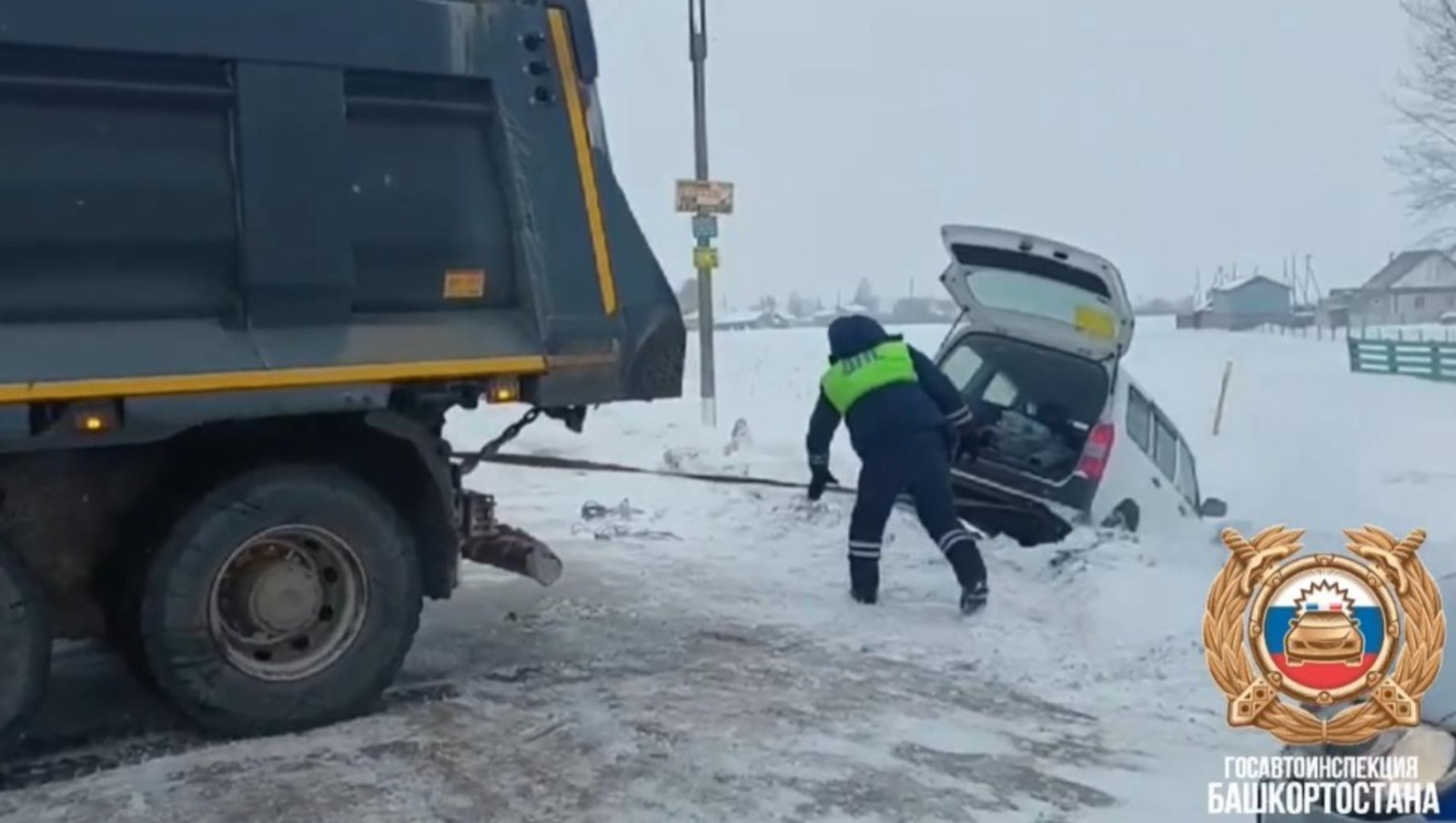 В Башкирии сотрудники ГИБДД помогли водителю вытащить из кювета машину