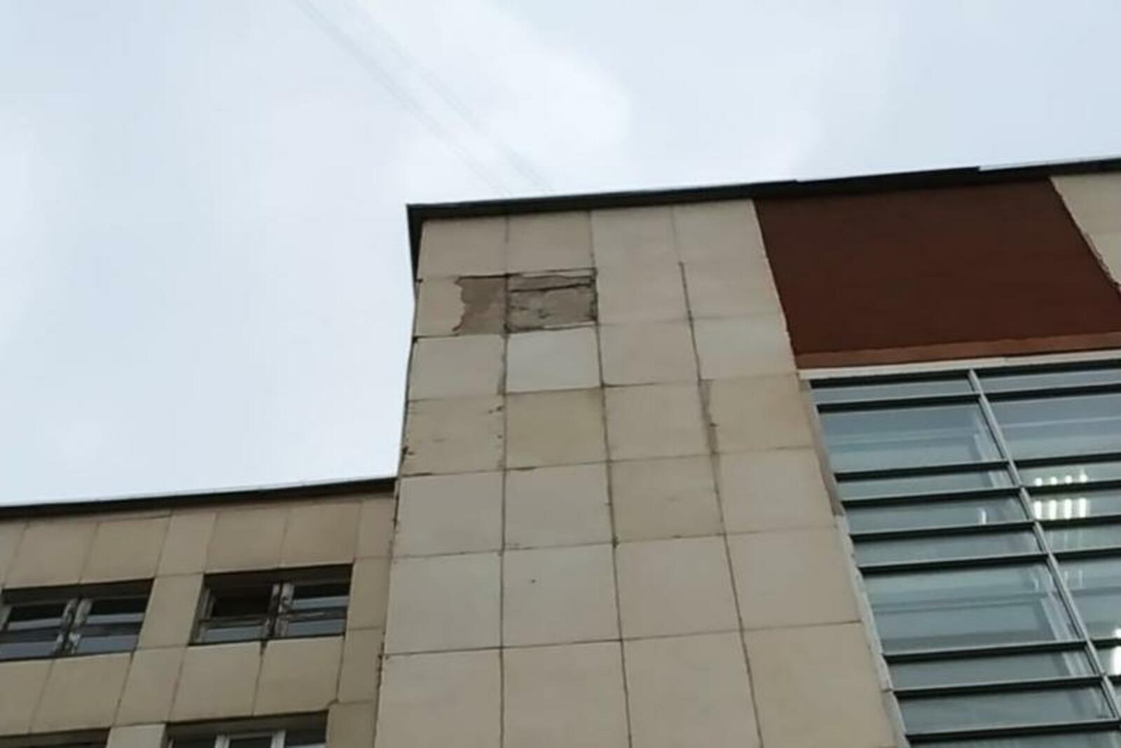 Рухнул бетонный забор в березовском. Уфимская плита башкирия. В уфе рухнула бетонная стена. В уфе рухнула бетонная стена. Дом 8 этажей.