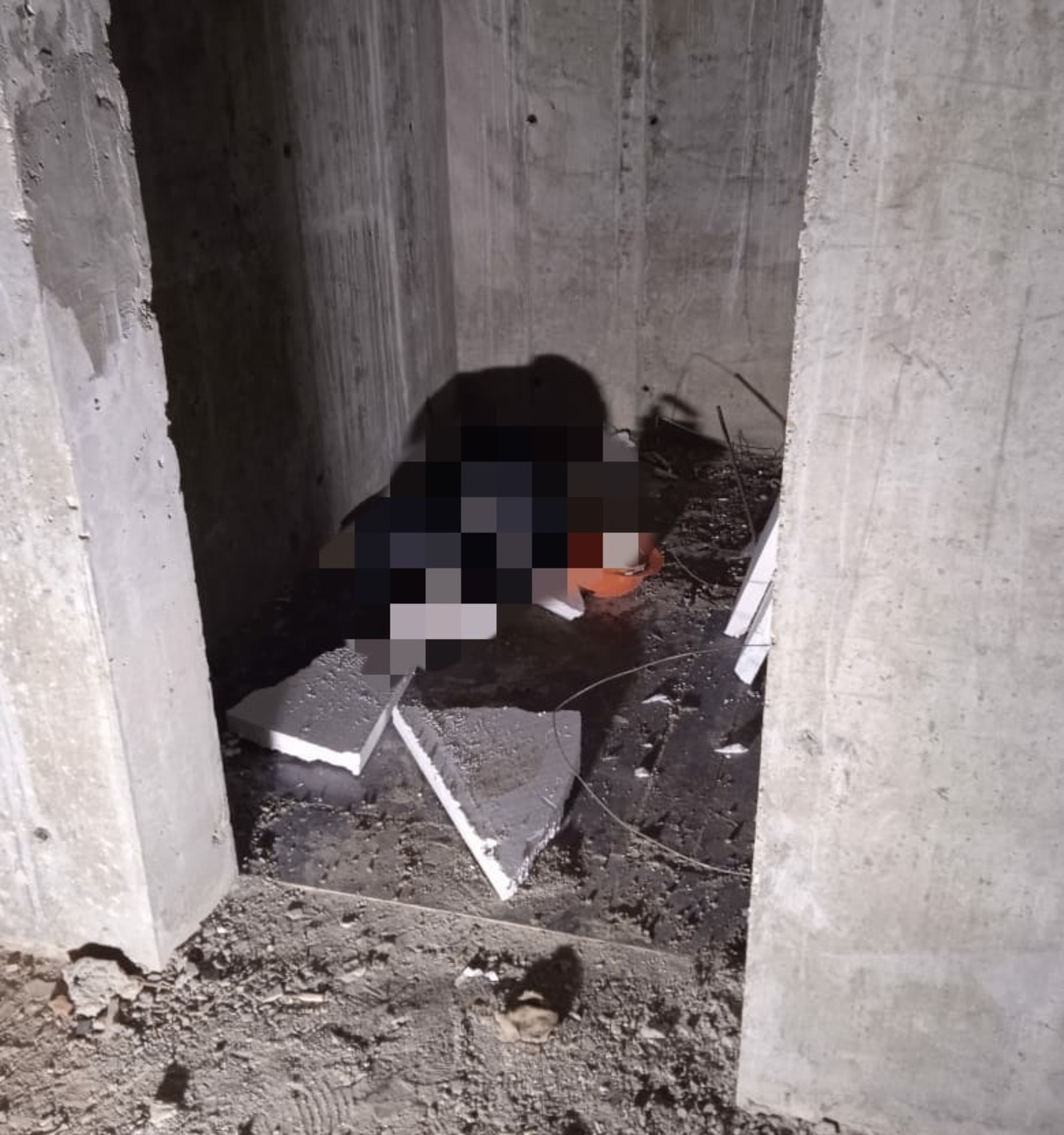На стройке в Уфе мужчина упал в шахту лифта