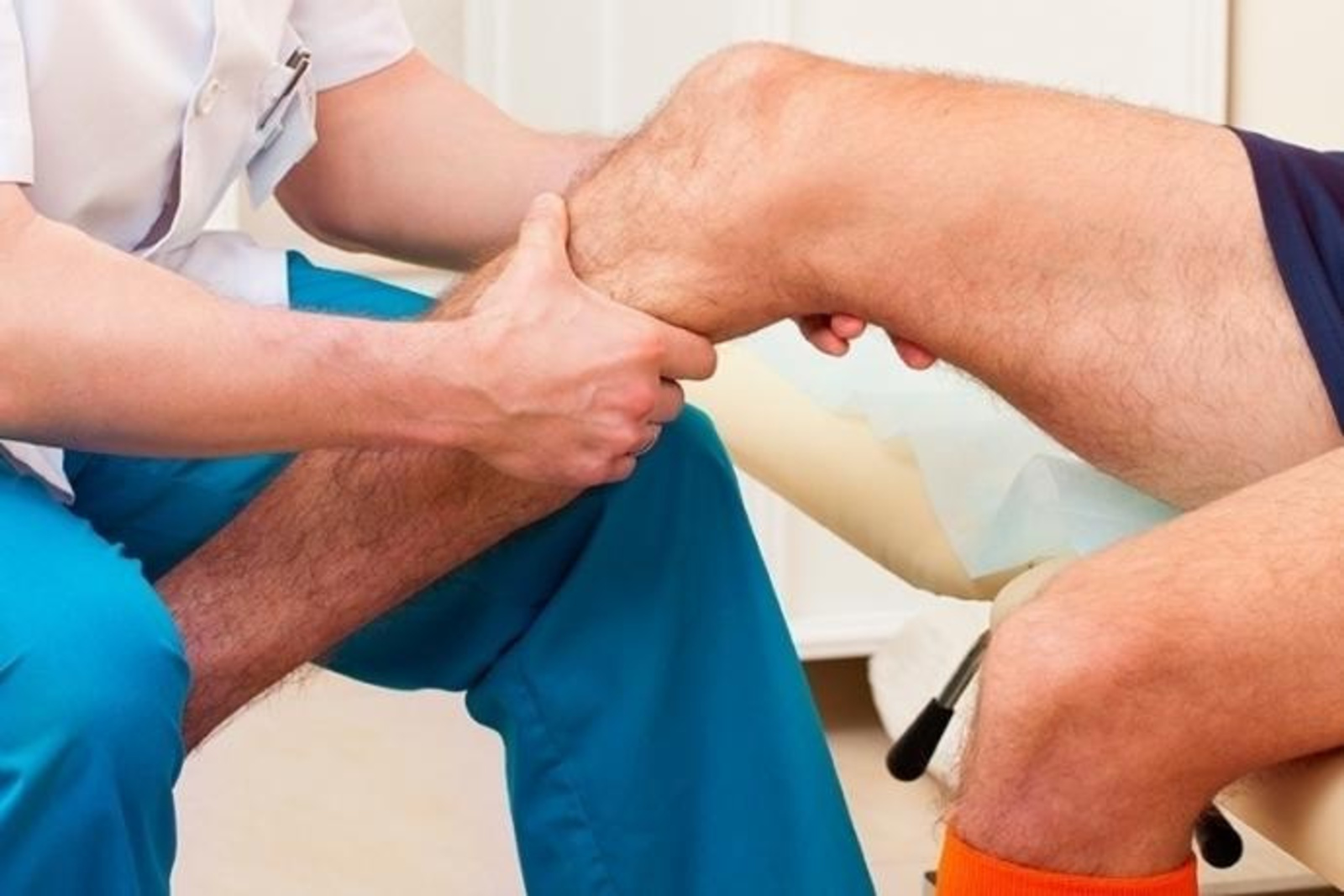 Кто лечит коленные суставы какой врач. Кто лечит коленные суставы какой врач. Препателлярный бурсит коленного сустава. Боль в суставах. Боль в суставах.