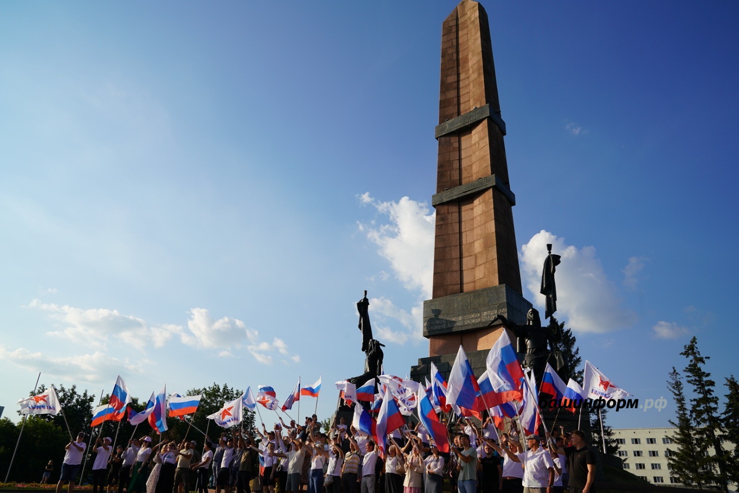 На лестнице Монумента Дружбы в Уфе развернули огромный российский флаг